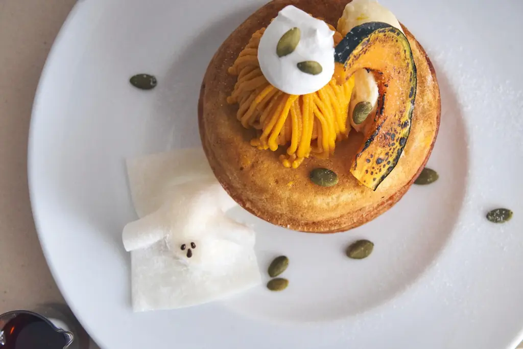 キュートなおばけとひんやりアイスがかくれんぼ！秋の味覚を楽しむ、とっておきハロウィンパンケーキ。北海道産かぼちゃのやさしい甘さとメープルの魔法で、ハロウィンをもっと楽しく！ 画像 2