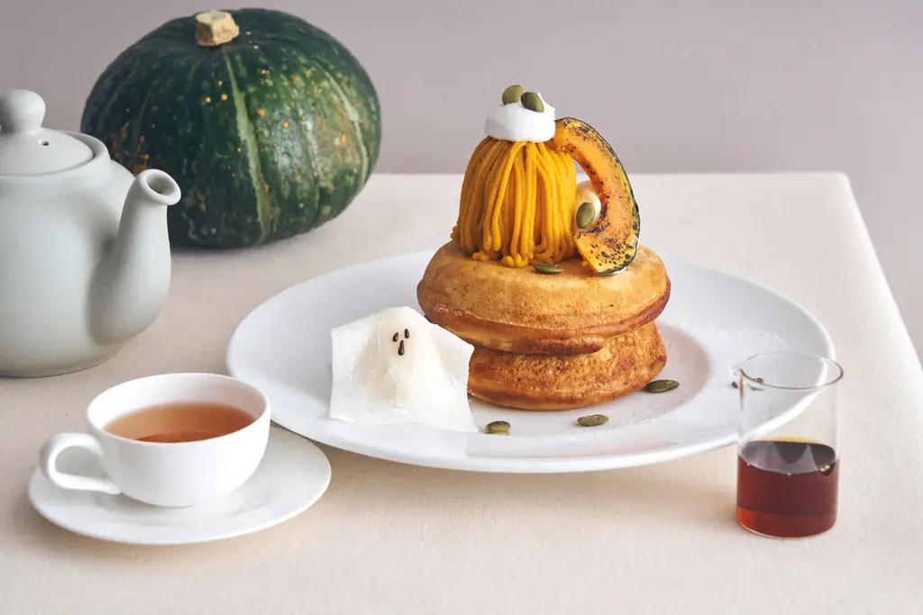 キュートなおばけとひんやりアイスがかくれんぼ！秋の味覚を楽しむ、とっておきハロウィンパンケーキ。北海道産かぼちゃのやさしい甘さとメープルの魔法で、ハロウィンをもっと楽しく！ 画像 3