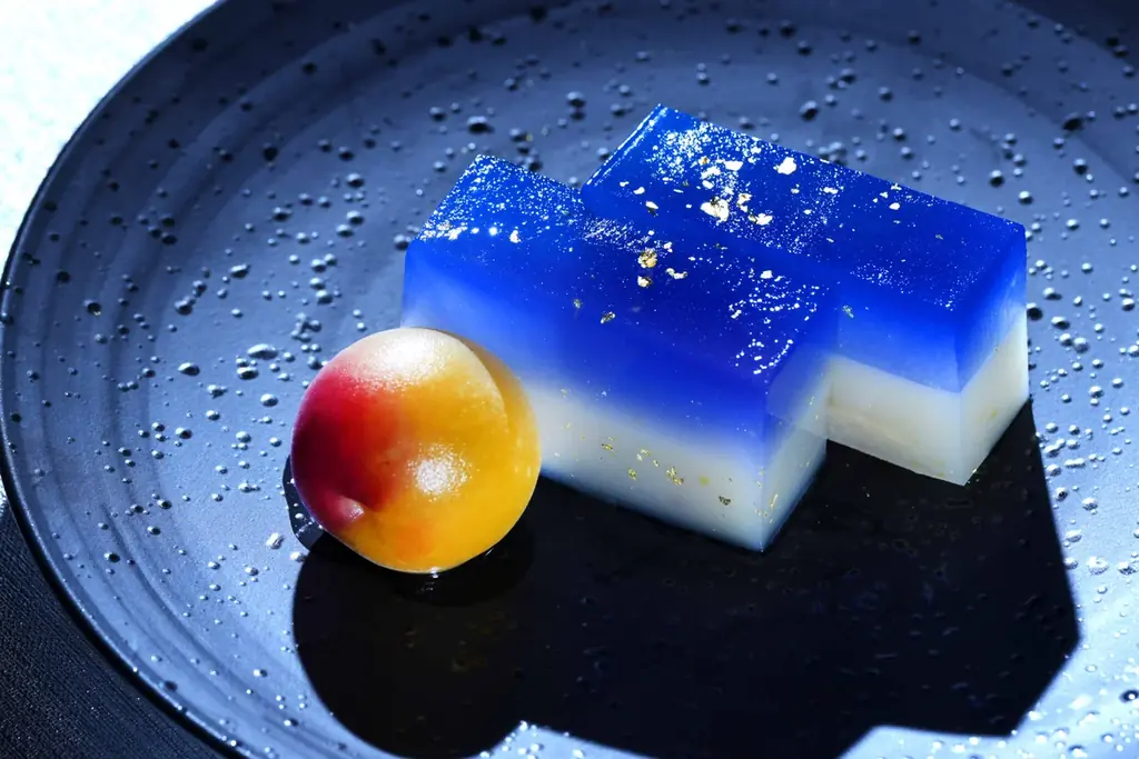 梅酒カクテル専門店「The CHOYA（ザ チョーヤ）銀座BAR」星舞う夜空をイメージした羊羹と満月を表現した完熟梅の甘露煮を一皿に、初の和菓子「梅桃乃羊羹 星空と月あかり」を10月6日新発売！ 画像 2