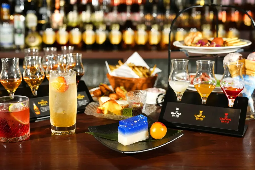 梅酒カクテル専門店「The CHOYA（ザ チョーヤ）銀座BAR」星舞う夜空をイメージした羊羹と満月を表現した完熟梅の甘露煮を一皿に、初の和菓子「梅桃乃羊羹 星空と月あかり」を10月6日新発売！ 画像 3