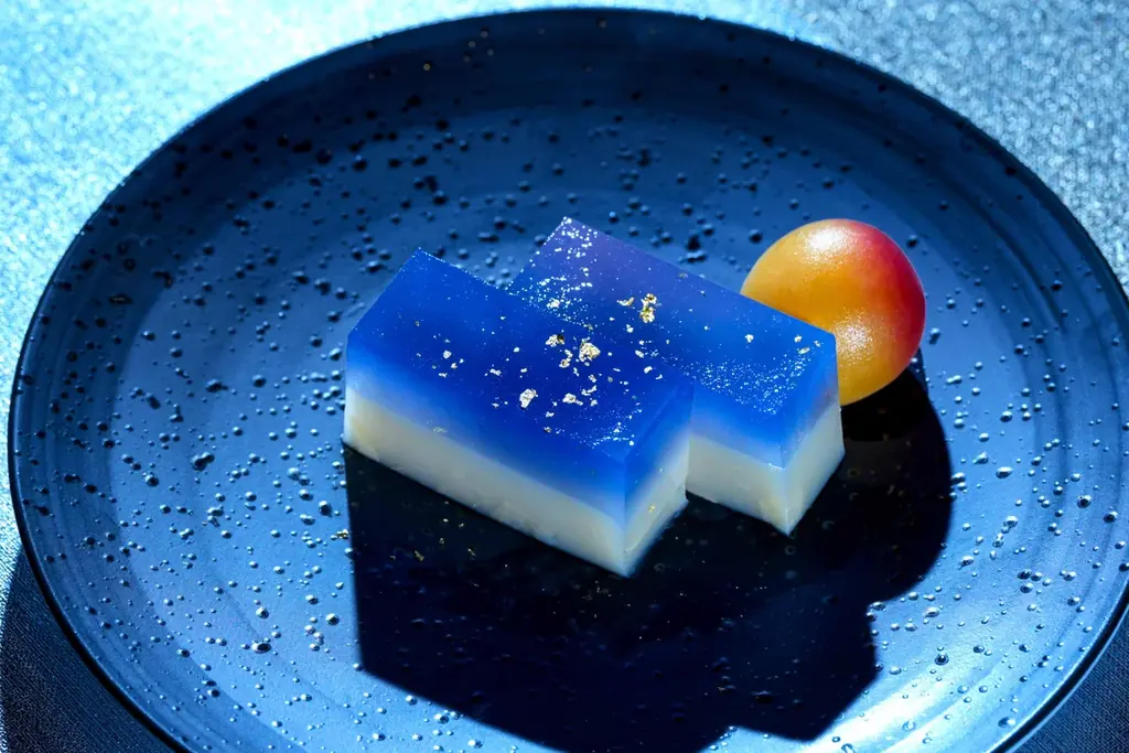 梅酒カクテル専門店「The CHOYA（ザ チョーヤ）銀座BAR」星舞う夜空をイメージした羊羹と満月を表現した完熟梅の甘露煮を一皿に、初の和菓子「梅桃乃羊羹 星空と月あかり」を10月6日新発売！ 画像 4