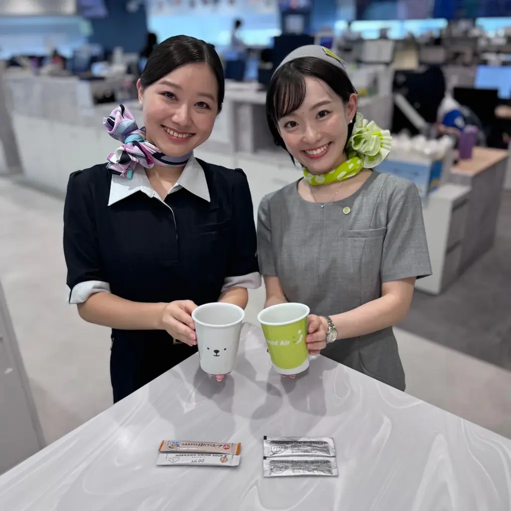 【共同リリース】共同持株会社 「リージョナルプラスウイングス」設立3周年記念「AIRDO×ソラシドエア 機内サービス風おもてなしペアカップ」の販売について 画像 2