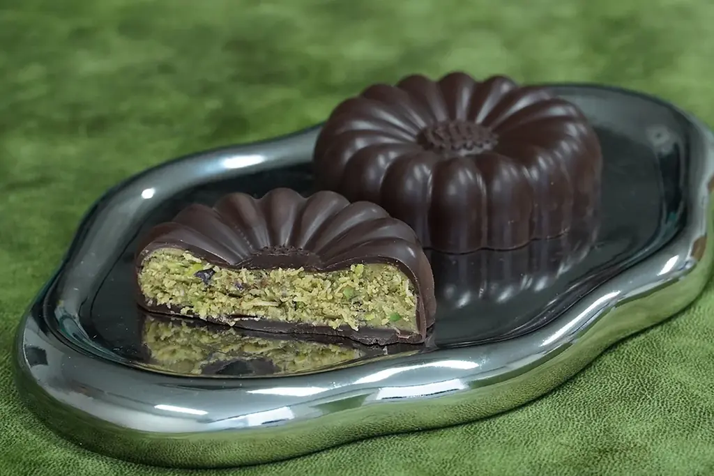 シチリア産ピスタチオ使用！話題の“ドバイチョコ”がパフェに。原宿限定の贅沢パフェ＆ソフトクリームが数量限定で登場！ 画像 2