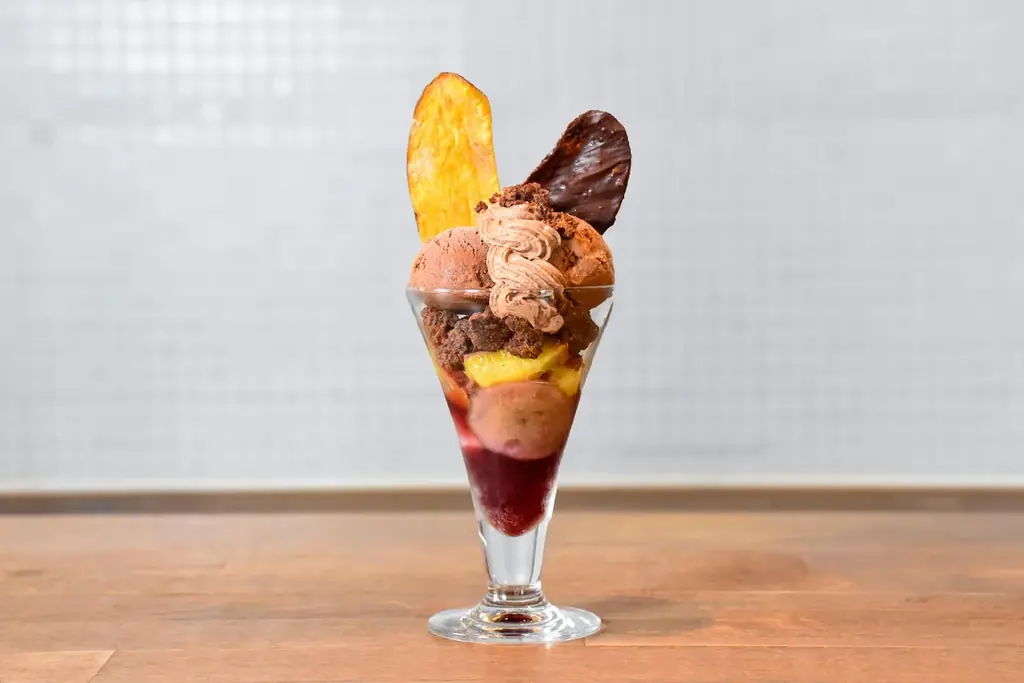 Minimalより秋の味覚×チョコレートで、世界を旅する秋パフェ登場！濃厚甘味の“金蜜芋”やいちじくと、6カ国カカオの全10パーツで楽しむ秋限定のチョコレートパフェ 画像 1