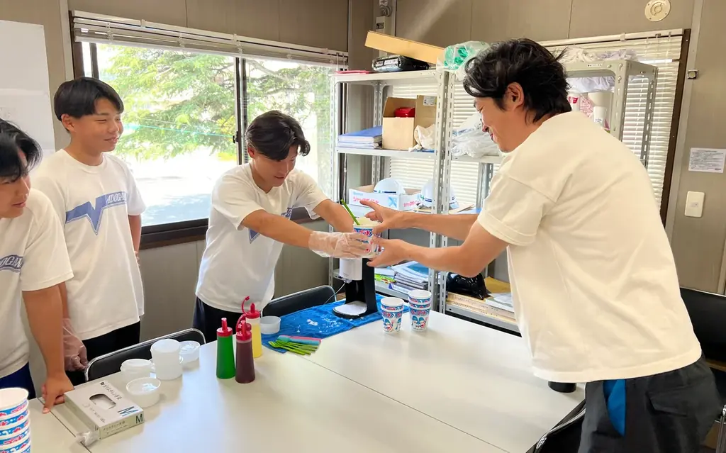 安曇川中学生が現場でかき氷提供　桑原組の地域連携策
