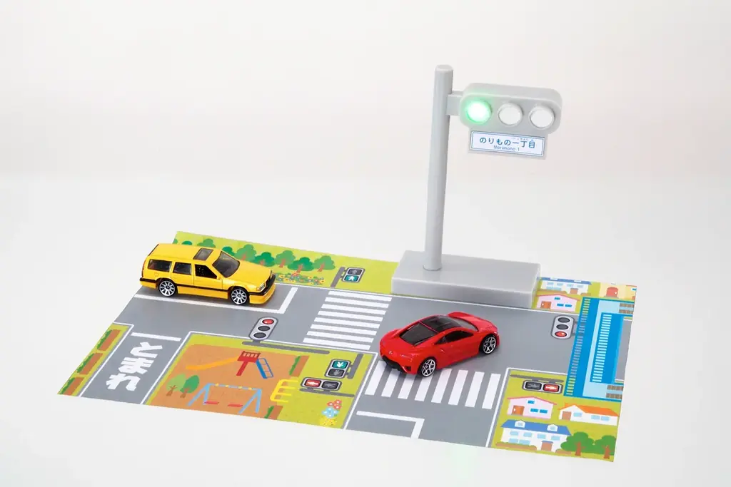 【ピカっと光る信号機★】『最強のりものヒーローズ11-12月号』は自動で変わる！ 信号機のおもちゃが付録♪ 画像 6