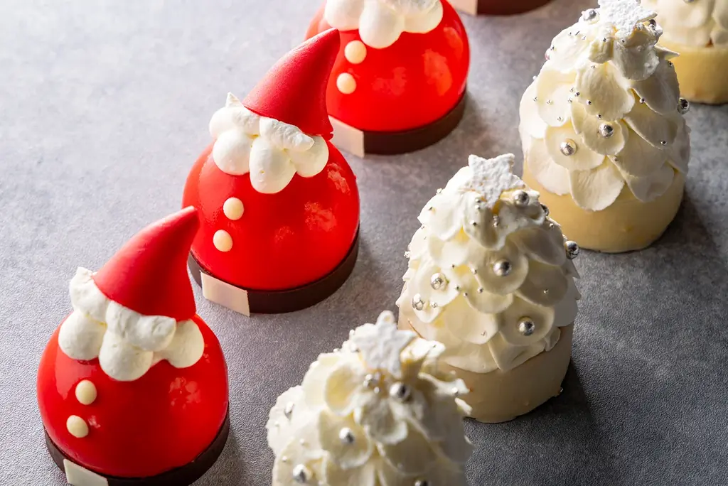 【プルマン東京田町】クリスマスケーキコレクション 2025 深紅の薔薇と苺の贅沢クリスマスケーキ、香り高いショコラで彩る限定3種 画像 10