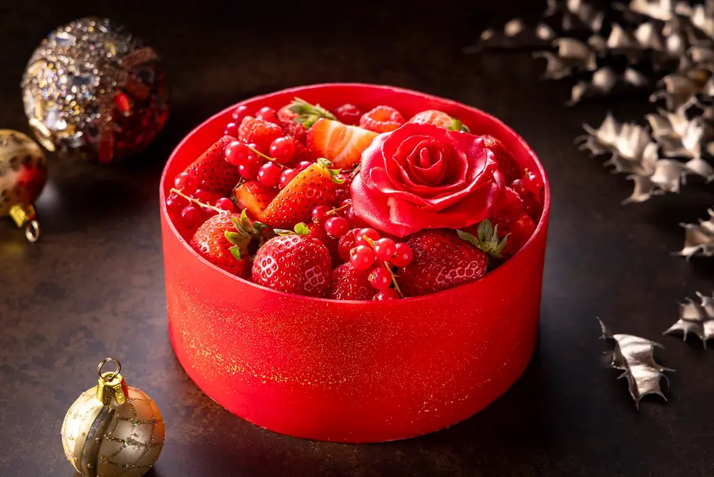 【プルマン東京田町】クリスマスケーキコレクション 2025 深紅の薔薇と苺の贅沢クリスマスケーキ、香り高いショコラで彩る限定3種 画像 2
