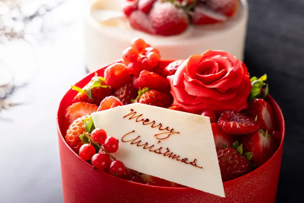 【プルマン東京田町】クリスマスケーキコレクション 2025 深紅の薔薇と苺の贅沢クリスマスケーキ、香り高いショコラで彩る限定3種 画像 3