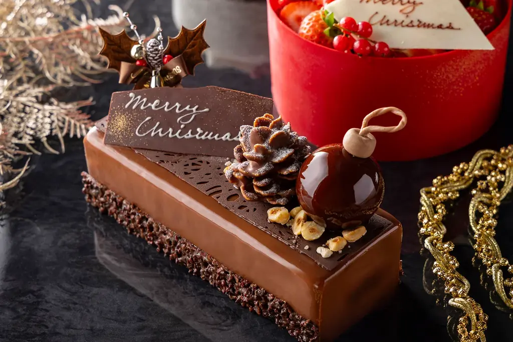 【プルマン東京田町】クリスマスケーキコレクション 2025 深紅の薔薇と苺の贅沢クリスマスケーキ、香り高いショコラで彩る限定3種 画像 7