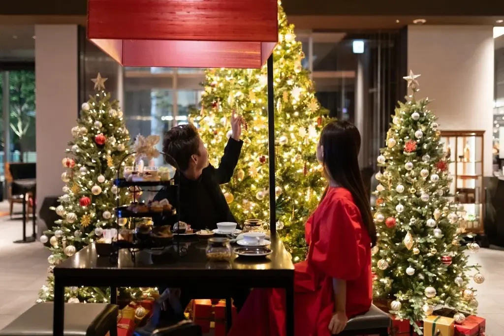 【プルマン東京田町】クリスマスケーキコレクション 2025 深紅の薔薇と苺の贅沢クリスマスケーキ、香り高いショコラで彩る限定3種 画像 9