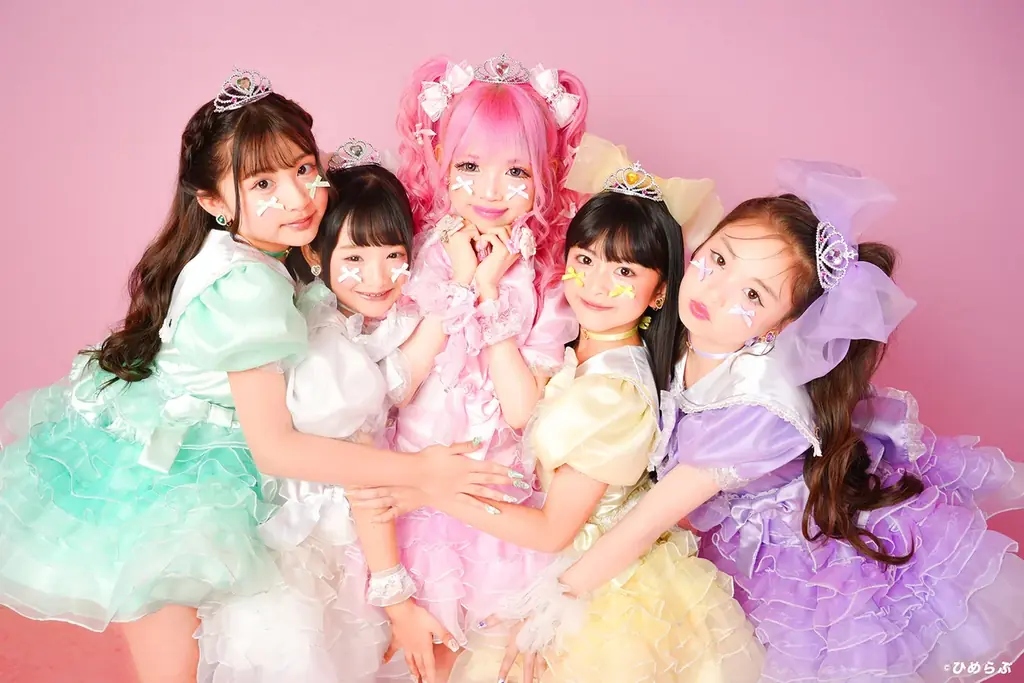 全国566名の応募から選ばれた4名と“りりぴ”が結成。小学生プリンセスアイドルグループ「ひめらぶ」誕生 画像 1