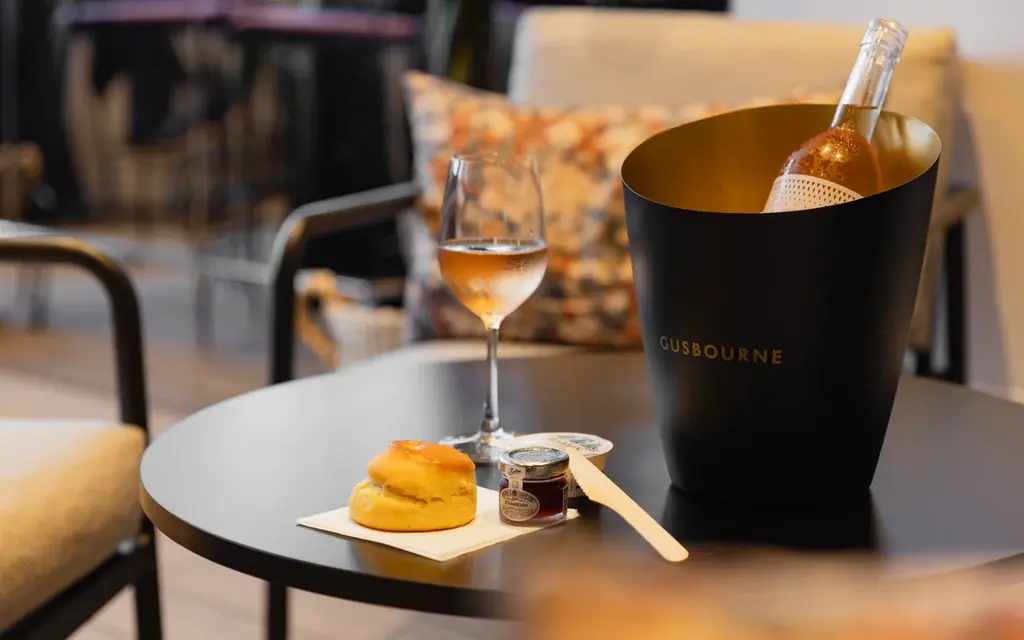 大阪関西万博で楽しむガズボーンのスティルワインとスコーン