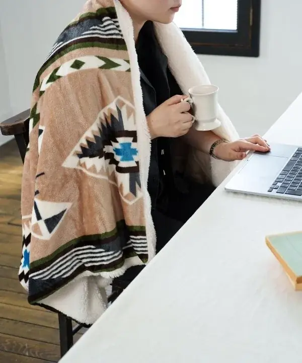 なぜ25,000枚も売れる？犬猫とくつろぐ日も、キャンプの夜も。ふんわり心地よい万能「ブランケット」新ラインアップ10月発売 画像 10