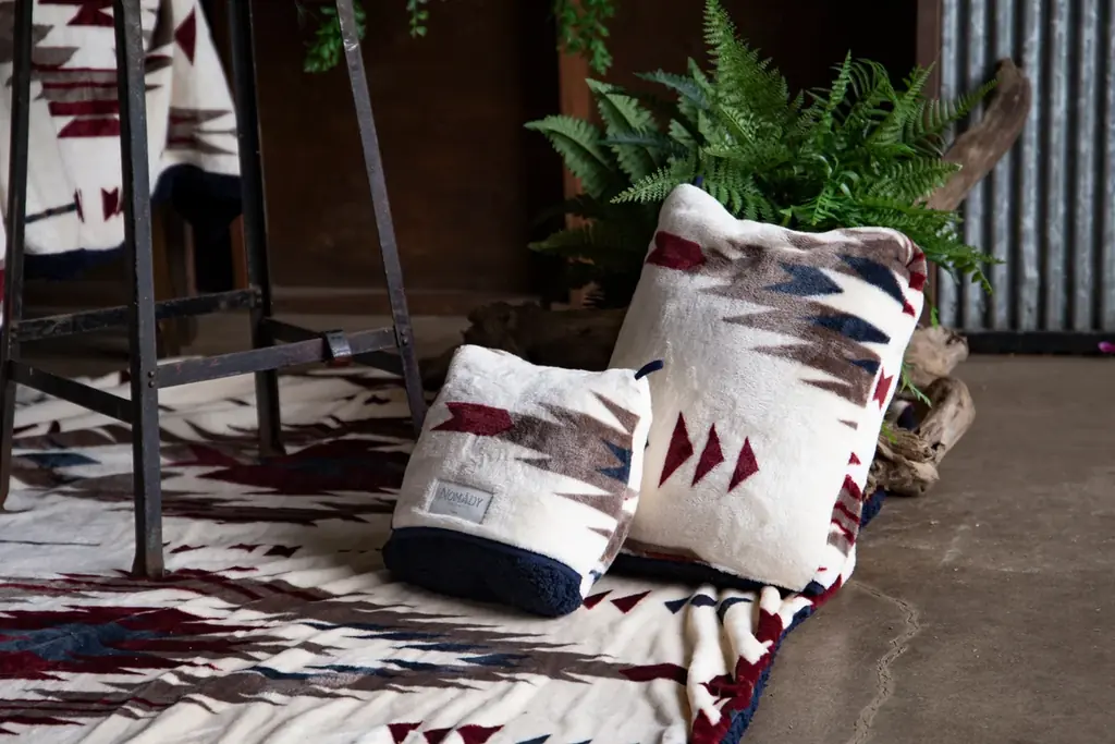 なぜ25,000枚も売れる？犬猫とくつろぐ日も、キャンプの夜も。ふんわり心地よい万能「ブランケット」新ラインアップ10月発売 画像 2