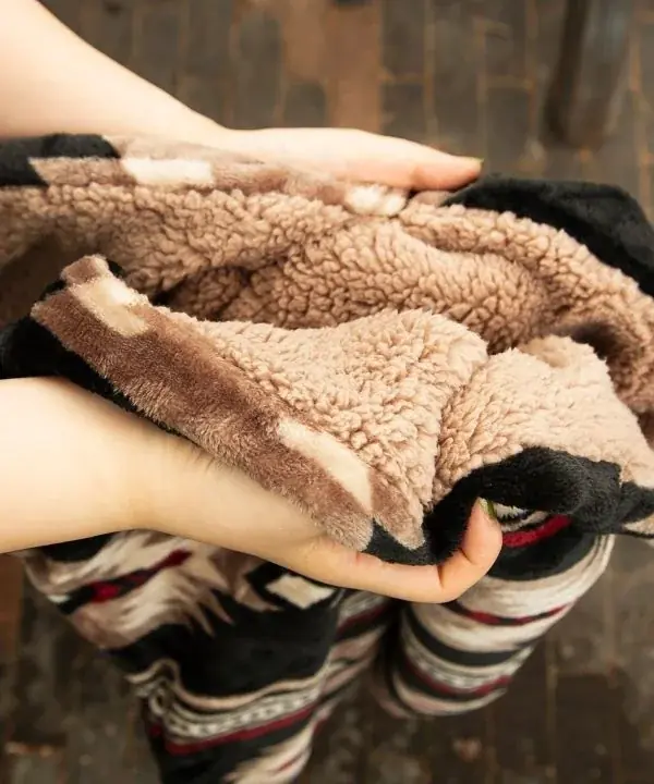 なぜ25,000枚も売れる？犬猫とくつろぐ日も、キャンプの夜も。ふんわり心地よい万能「ブランケット」新ラインアップ10月発売 画像 4