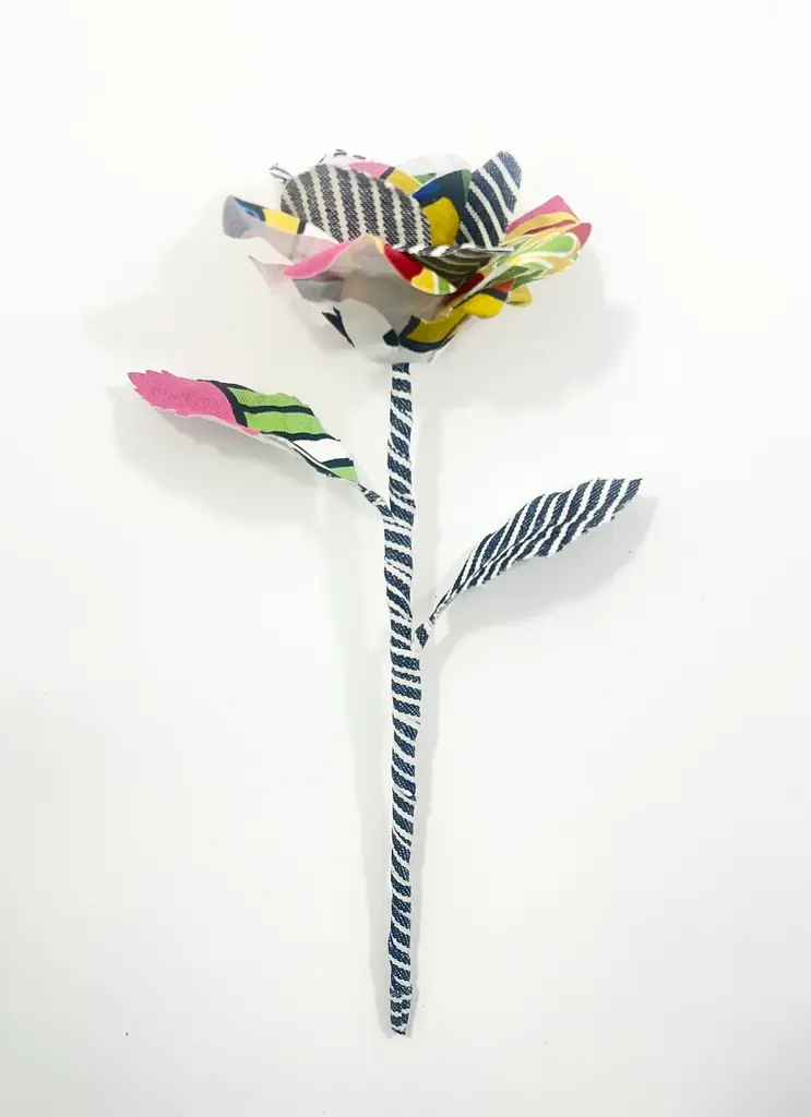 大阪・関西万博 シグネチャーパビリオン「いのちの遊び場 クラゲ館」にて子ども向けワークショップを開催　洋服の端切れをアップサイクルするお花づくり体験 画像 1