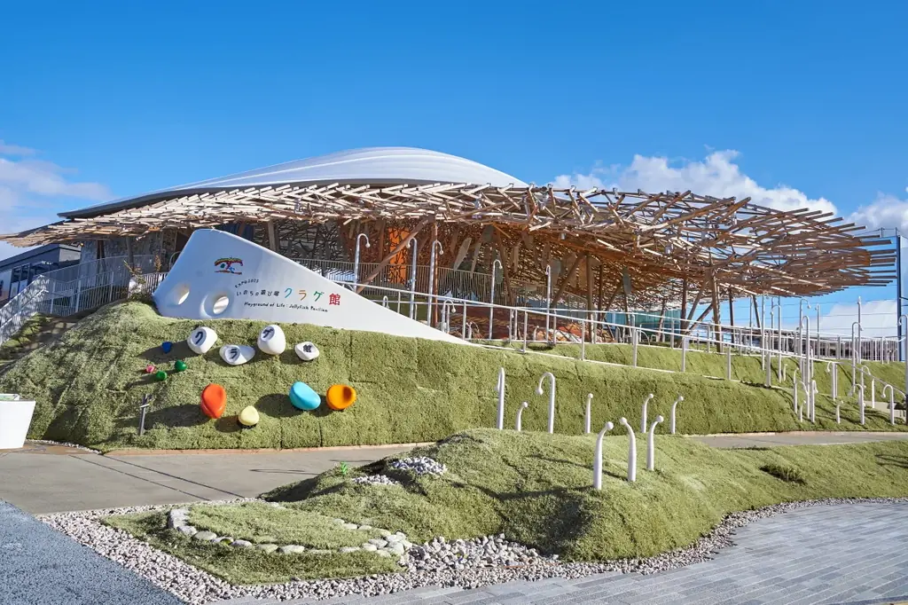 大阪・関西万博 シグネチャーパビリオン「いのちの遊び場 クラゲ館」にて子ども向けワークショップを開催　洋服の端切れをアップサイクルするお花づくり体験 画像 2