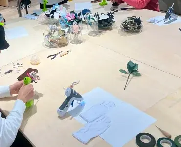 大阪・関西万博 シグネチャーパビリオン「いのちの遊び場 クラゲ館」にて子ども向けワークショップを開催　洋服の端切れをアップサイクルするお花づくり体験 画像 3