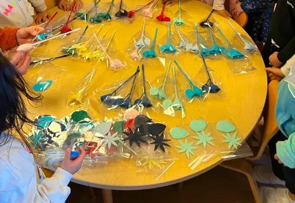 大阪・関西万博 シグネチャーパビリオン「いのちの遊び場 クラゲ館」にて子ども向けワークショップを開催　洋服の端切れをアップサイクルするお花づくり体験 画像 4