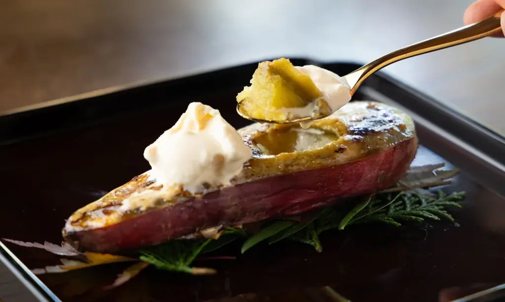 【翠嵐 ラグジュアリーコレクションホテル 京都】抹茶香る濃厚な秋の味覚「八翠のやきいも」を販売開始 画像 1