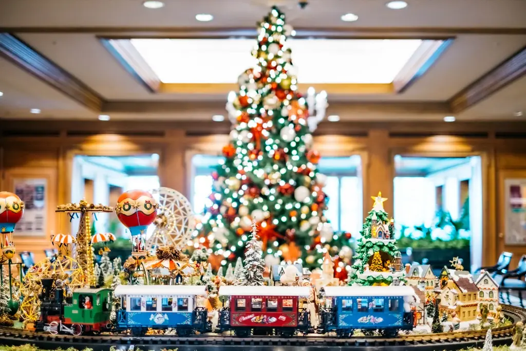 【ホテル椿山荘東京】サンタクロースからプレゼントのお渡しと記念撮影が付いた クリスマス限定ステイプランが10月9日より予約開始 画像 1