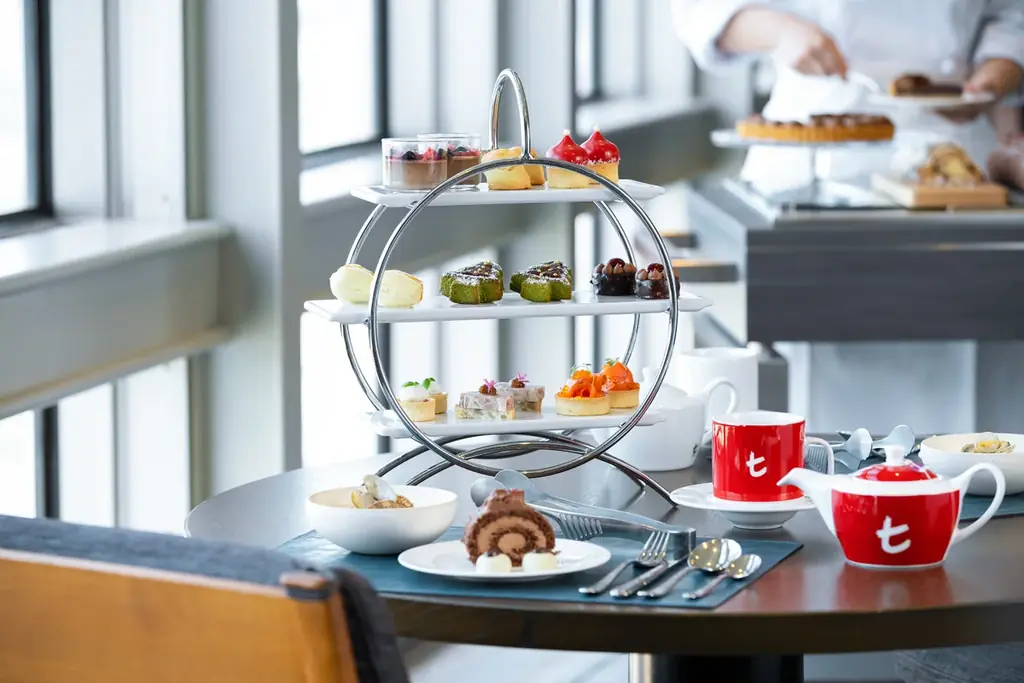 【バー＆ダイニング CLOUDS】ホリデーシーズンの訪れを祝うアフタヌーンティー「天空のアフタヌーンティー～Holiday Treats～」を2025年11月1日（土）から開催 画像 1