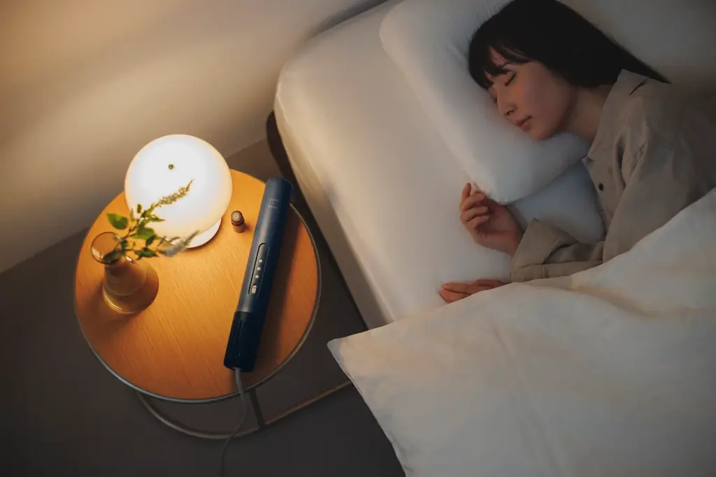 NELL、世界最小級スティック型「ふとん乾燥機」を新発売　「寝る10分前にスイッチひとつ」で睡眠環境の質を向上 画像 4