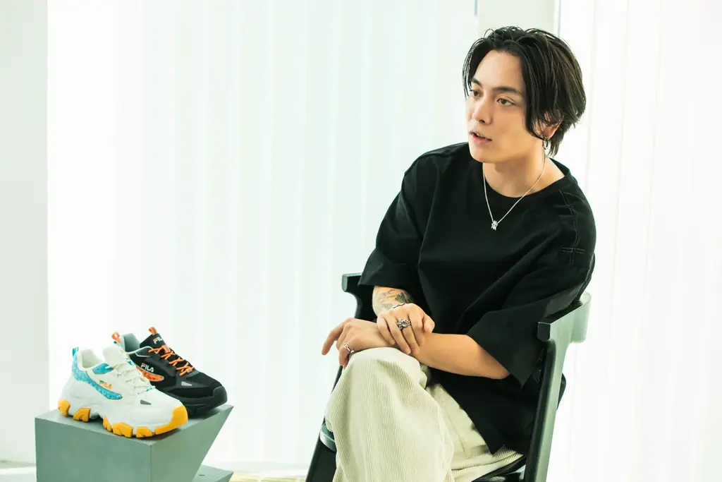 シンガーソングライター優里とFILAのコラボスニーカー第２弾がメンズファッションメディア「Rudo Web」に登場！10月11日（土）よりシュープラザ、SPCの限定店舗と公式オンラインショップで発売 画像 3