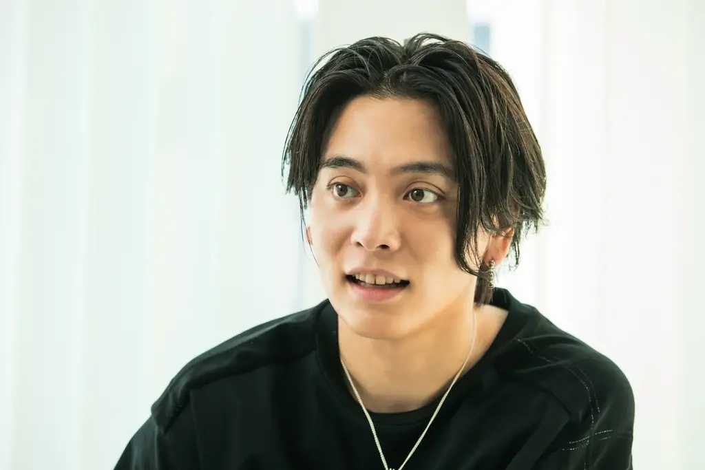 シンガーソングライター優里とFILAのコラボスニーカー第２弾がメンズファッションメディア「Rudo Web」に登場！10月11日（土）よりシュープラザ、SPCの限定店舗と公式オンラインショップで発売 画像 4