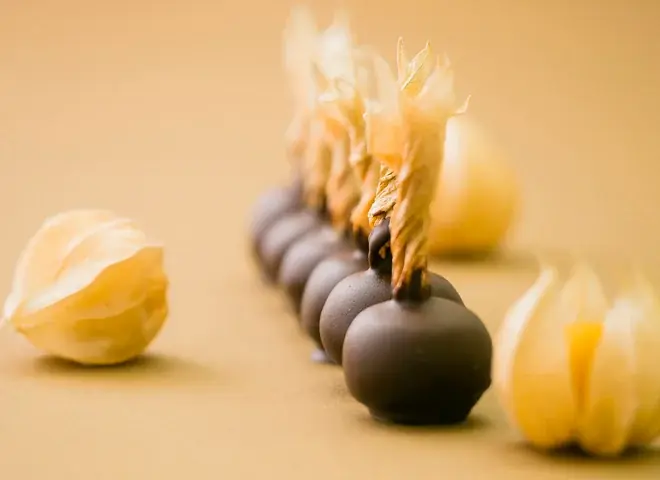 ”今だけ”の味わい。国産ほおずきを使用したチョコレートボンボン「ゴールデンベリーチョコレート」を今年も数量限定販売 画像 2