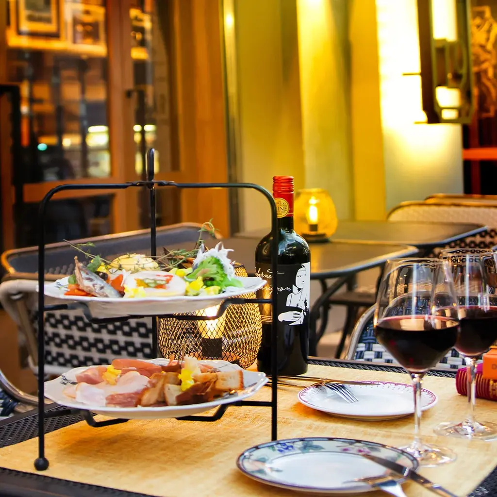 『大ゴッホ展 夜のカフェテラス（神戸市立博物館）』とのコラボメニューを展開。旧居留地・三宮・元町の6店舗で10月8日（水）より。展覧会半券提示で10％OFFも。 画像 3