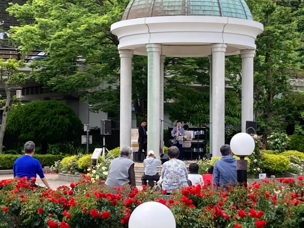 【入園無料】横須賀港を臨むフランス式庭園で「秋バラ」約130品種が10月中旬より見頃（横須賀市ヴェルニー公園） 画像 7