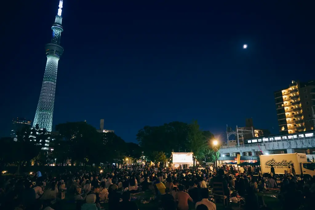 映画とまち、まちと人をつなぐ特別なひととき。今年で5周年を迎える『すみだパークシネマフェスティバル2025』。今年も隅田公園に大きなスクリーンが広がります。 画像 2