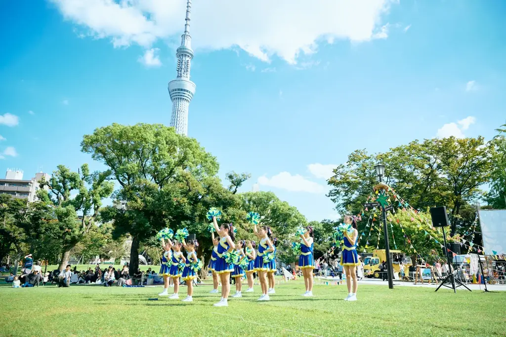 映画とまち、まちと人をつなぐ特別なひととき。今年で5周年を迎える『すみだパークシネマフェスティバル2025』。今年も隅田公園に大きなスクリーンが広がります。 画像 3