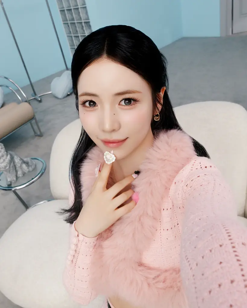 デビュー5周年を迎えるNiziU MAYAによる全編描き下ろしの絵本『まっしろなちょうちょ』をクリスマスイブに発売！お渡し会やパネル展の開催、ストア別特典のプレゼントも決定 画像 2