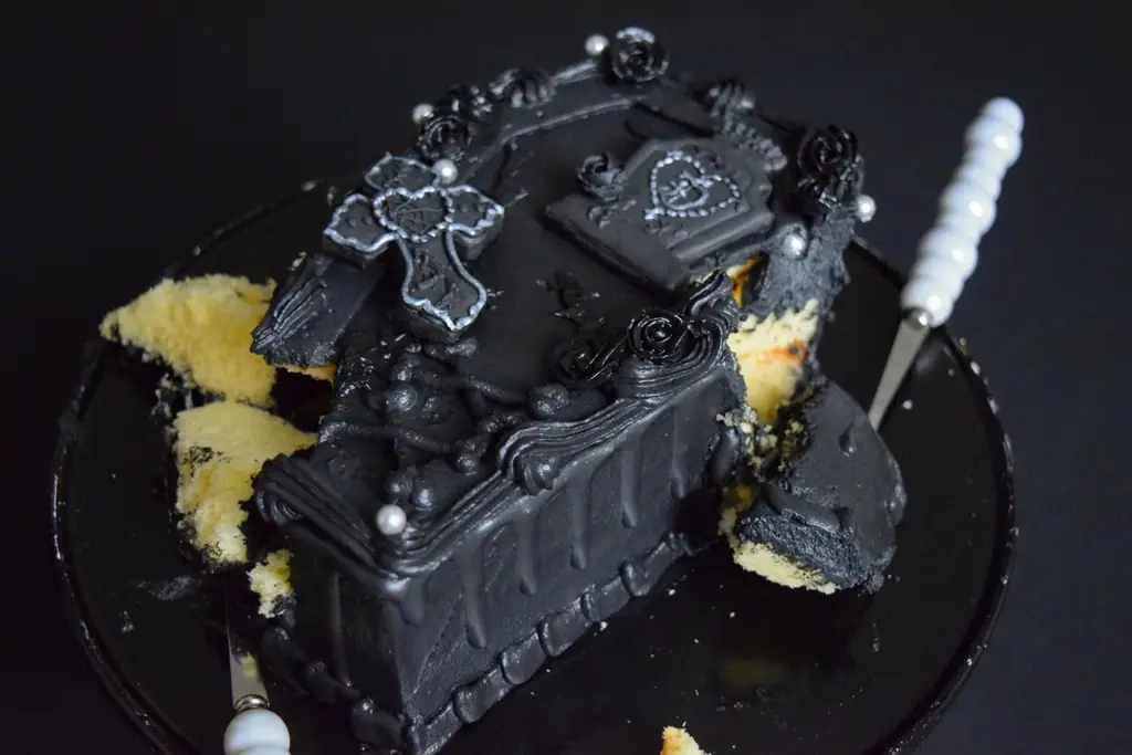 【DimMoire × Cake with】ハロウィン＆クリスマス限定──“食べる棺”ケーキ。美味しすぎる闇、召し上がれ。 画像 3