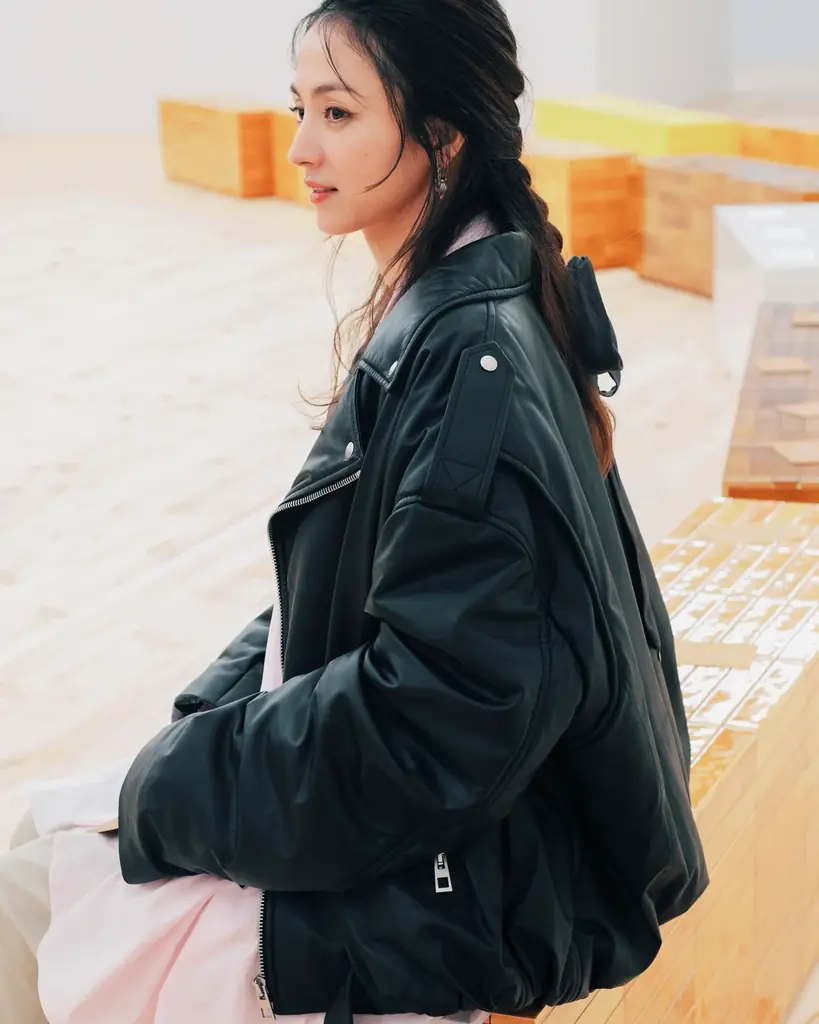 満島ひかり、パリでロエベSS26ショーに来場｜ベストカレンダー