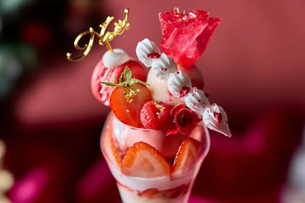 【名古屋】苺尽くしのホリデーシーズン限定ご褒美パフェ！苺やマカロンがきらめきながら舞う、グラス仕立てのショートケーキ「大人のご褒美パフェ～Strawberry Shortcake～」販売 画像 2