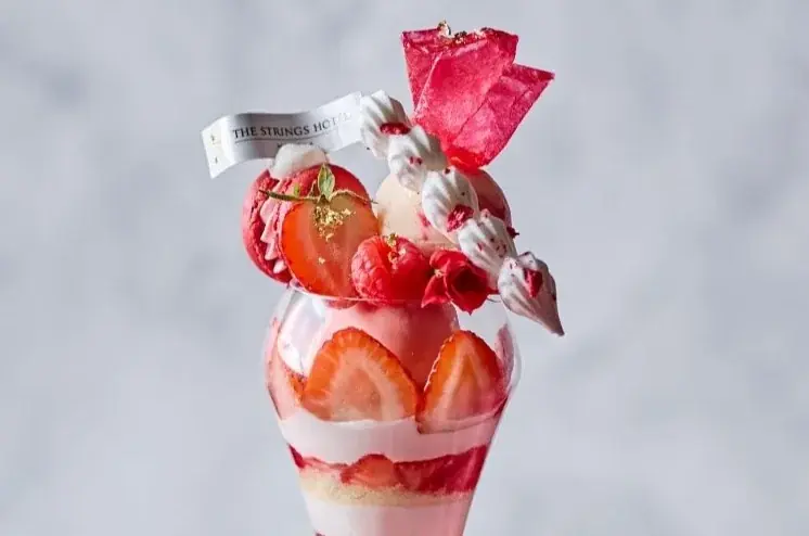 【名古屋】苺尽くしのホリデーシーズン限定ご褒美パフェ！苺やマカロンがきらめきながら舞う、グラス仕立てのショートケーキ「大人のご褒美パフェ～Strawberry Shortcake～」販売 画像 3