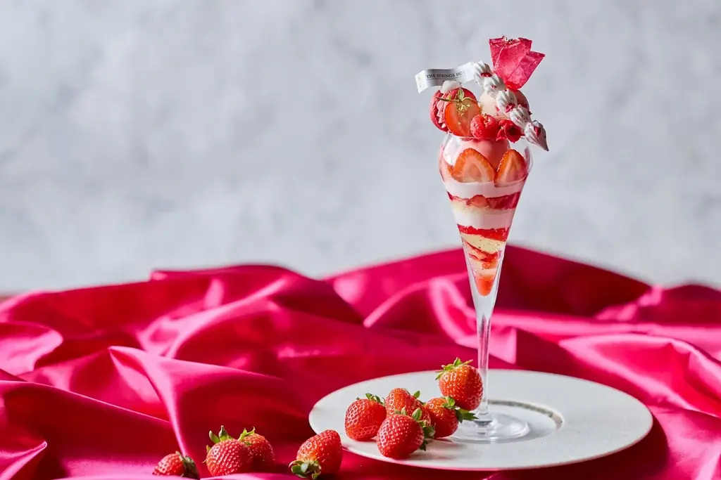 【名古屋】苺尽くしのホリデーシーズン限定ご褒美パフェ！苺やマカロンがきらめきながら舞う、グラス仕立てのショートケーキ「大人のご褒美パフェ～Strawberry Shortcake～」販売 画像 4