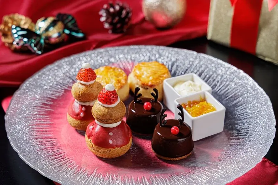 【都ホテル 四日市】クリスマスフェアを開催　期間限定のアフタヌーンティーやホテル最上階でのディナーなど　ホテルロビーではクリスマスムードを盛り上げるツリーがお出迎え 画像 3