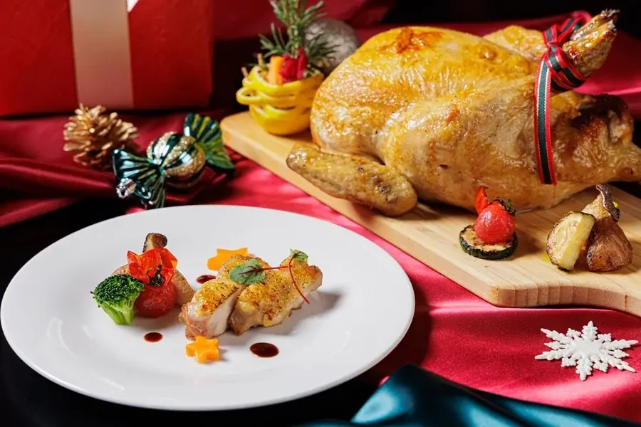 【都ホテル 四日市】クリスマスフェアを開催　期間限定のアフタヌーンティーやホテル最上階でのディナーなど　ホテルロビーではクリスマスムードを盛り上げるツリーがお出迎え 画像 4