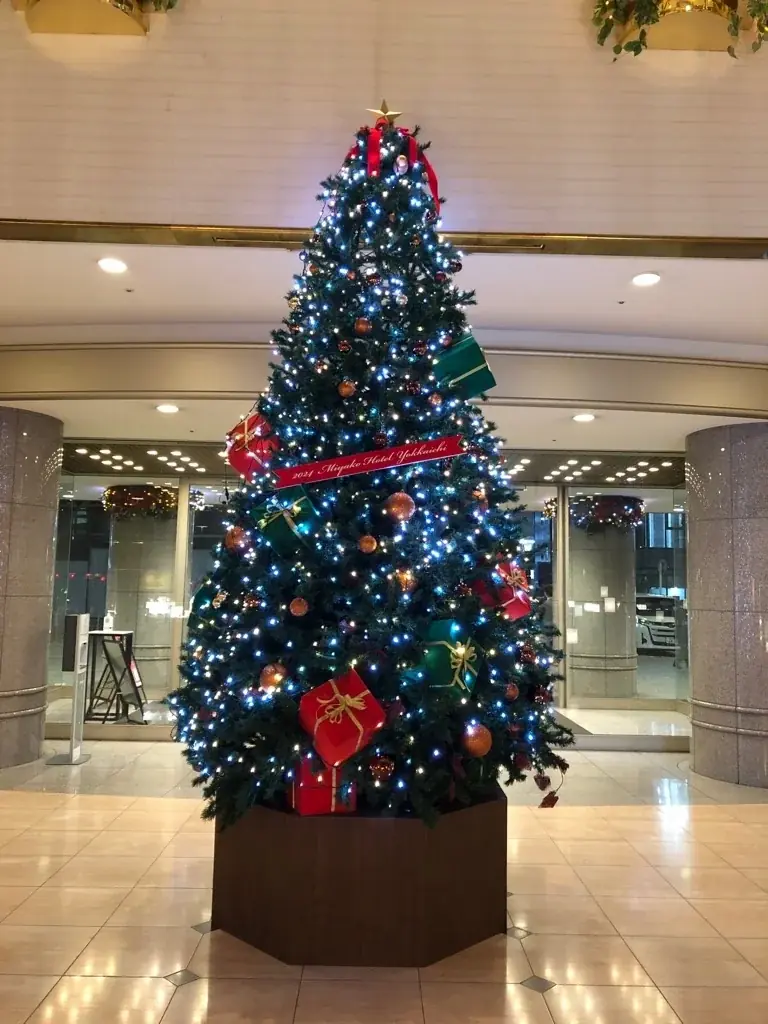 【都ホテル 四日市】クリスマスフェアを開催　期間限定のアフタヌーンティーやホテル最上階でのディナーなど　ホテルロビーではクリスマスムードを盛り上げるツリーがお出迎え 画像 8