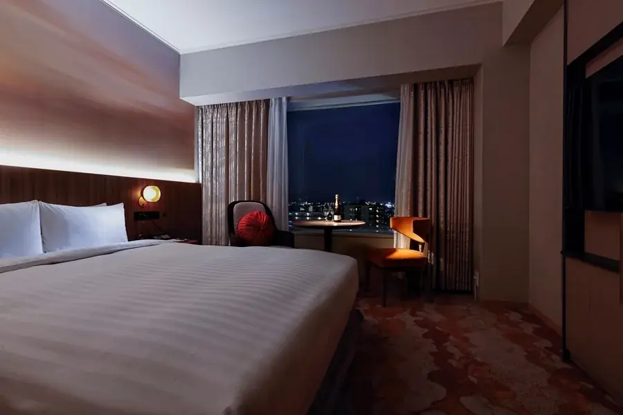 【都ホテル 四日市】クリスマスフェアを開催　期間限定のアフタヌーンティーやホテル最上階でのディナーなど　ホテルロビーではクリスマスムードを盛り上げるツリーがお出迎え 画像 9