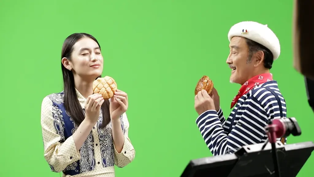 吉田鋼太郎さんのダジャレに八木莉可子さんがタジタジ！？フレンチスタイルの衣装でパンの魅力に思わずうっとり　新TVCM「オモテもウラもおいしいパン誕生」篇 10月7日（火）から放映開始 画像 8