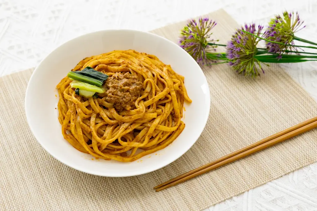 濃厚ごまだれ×花椒の香りと辛み×モチモチ麺が美味しさのポイント！「日清中華 THE GOLD 汁なし担々麺」セブン‐イレブン限定で新登場！10月7日（火）より順次販売 画像 3