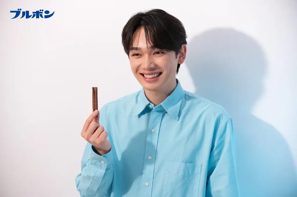 中村 倫也（なかむら ともや）さん・宮世 琉弥（みやせ りゅうび）さんが楽しみ方を発見！ブルボンのオリジナルビスケットシリーズ新TVCM「彩るビスケット」篇 10月14日（火）放映予定 画像 9