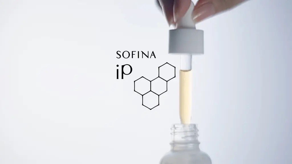 【SOFINA iP】高橋文哉さんの新たな表情と渾身開発した美容液の1滴で惹きつける、【薬用】角層トーニングセラムCM2025年10月7日（火）よりWebにて先行公開。 画像 3