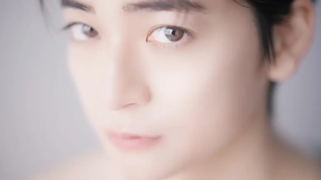 【SOFINA iP】高橋文哉さんの新たな表情と渾身開発した美容液の1滴で惹きつける、【薬用】角層トーニングセラムCM2025年10月7日（火）よりWebにて先行公開。 画像 8